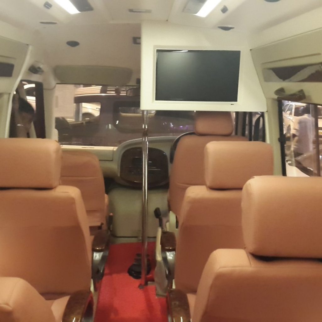 12 seater tempo traveller 1